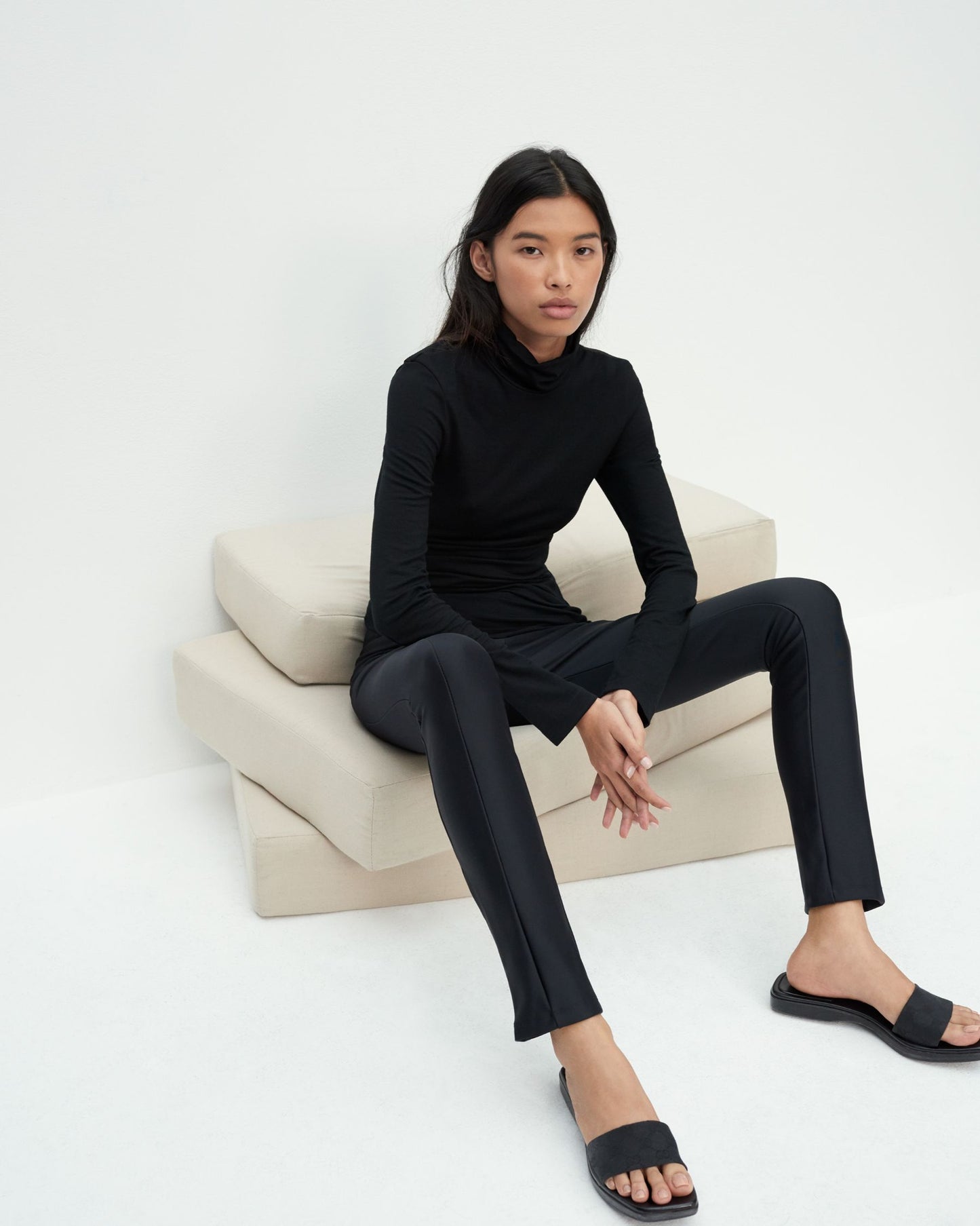 01 Turtleneck Black