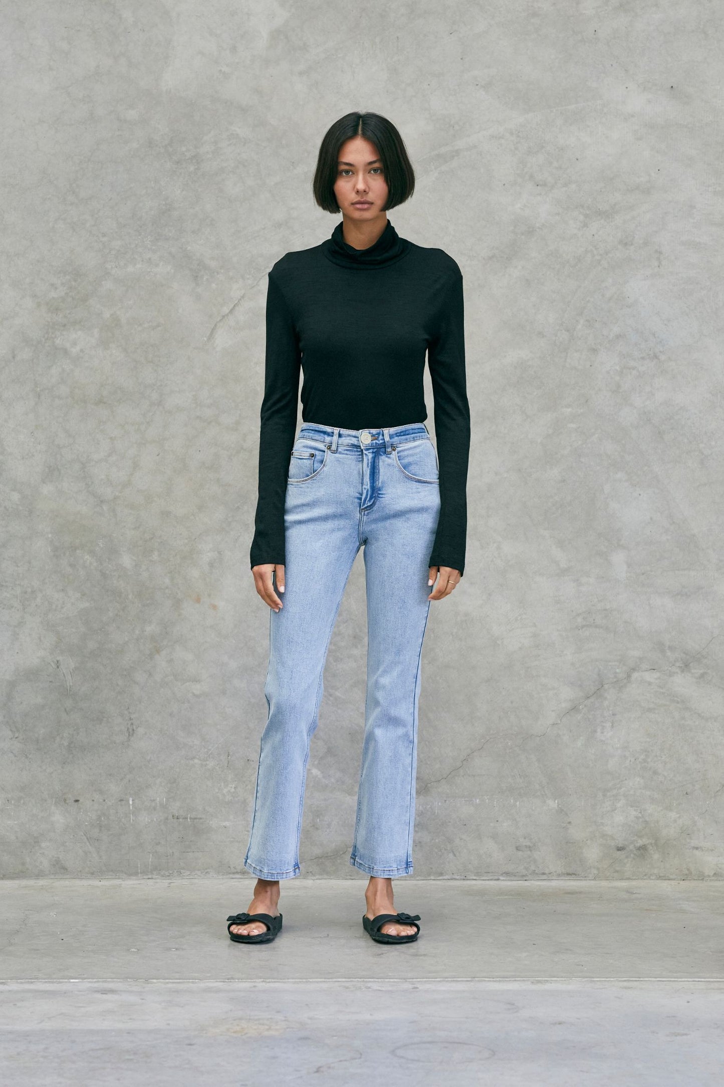 01 Turtleneck Black